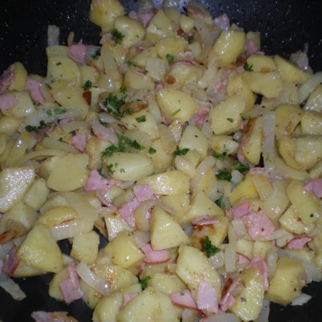 Krok 4 - Ziemniaki z cebulką i wędliną smażone na maśle foto