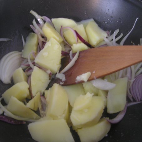 Krok 2 - Ziemniaki z cebulką na ostro foto