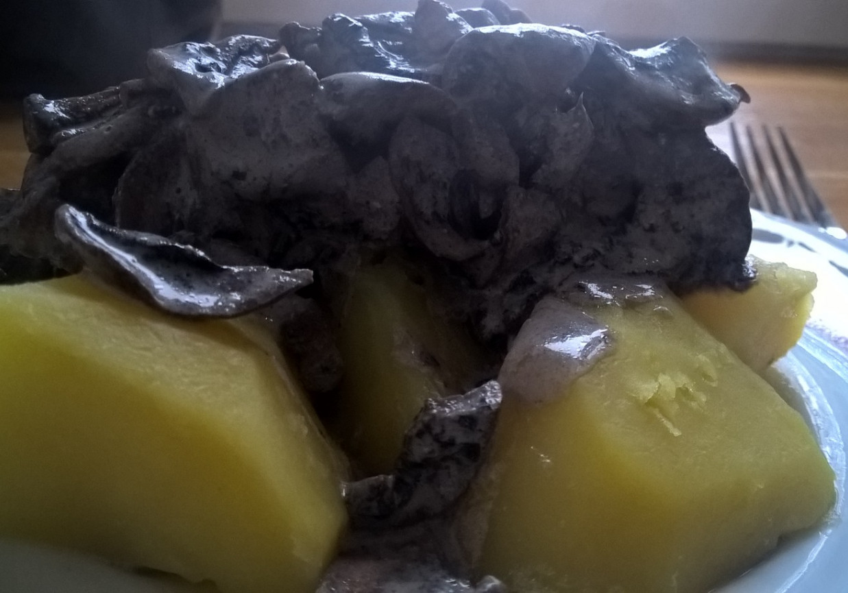 Ziemniaki z ciemnym sosem z brązowych pieczarek foto