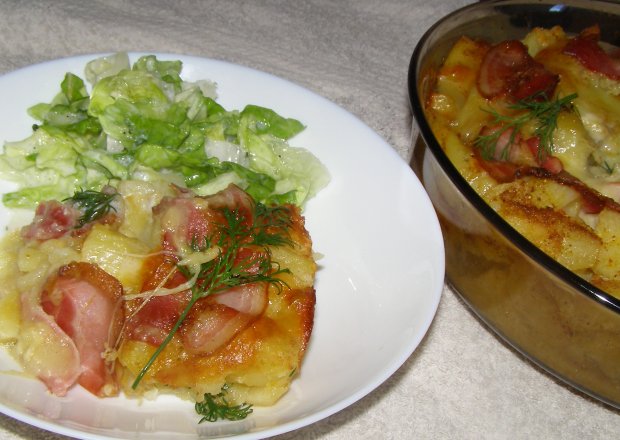 Fotografia przedstawiająca ziemniaki z czosnkiem,boczkiem,mozzarellą z piekarnika...