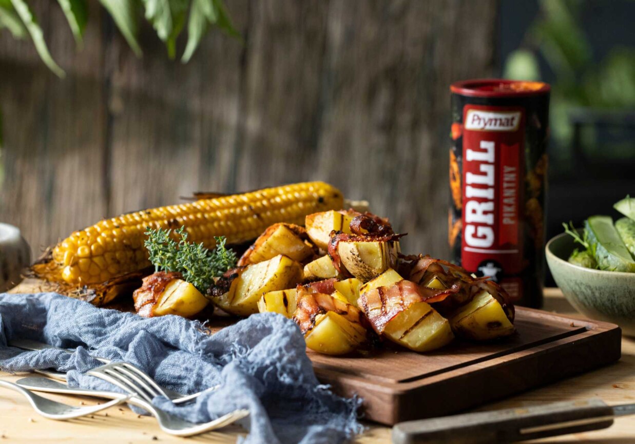 Ziemniaki z grilla otoczone boczkiem foto