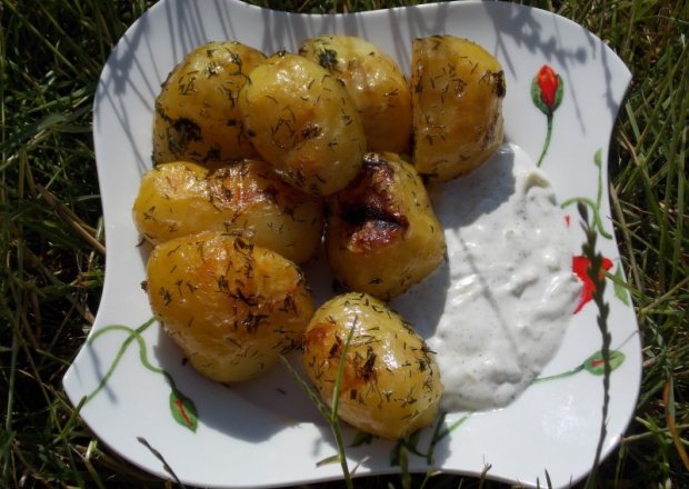 Fotografia przedstawiająca Ziemniaki z grilla z koperkiem i czosnkiem