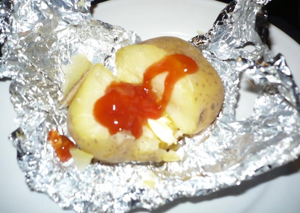 Fotografia przedstawiająca ziemniaki z grilla