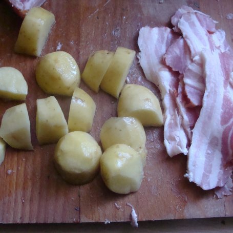 Krok 1 - Ziemniaki z grilla otoczone boczkiem foto