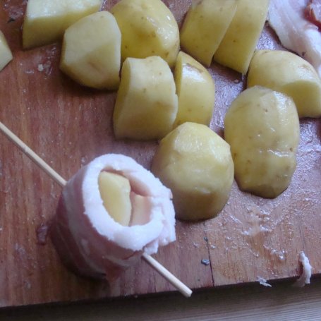 Krok 2 - Ziemniaki z grilla otoczone boczkiem foto