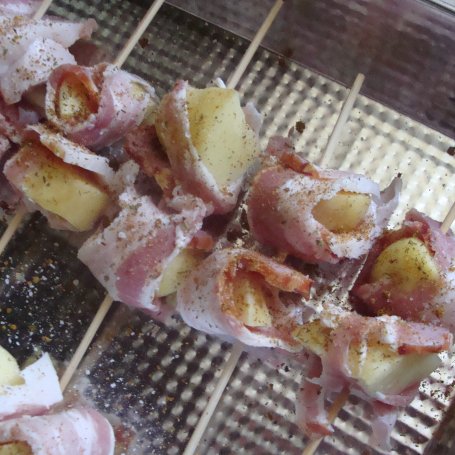 Krok 3 - Ziemniaki z grilla otoczone boczkiem foto