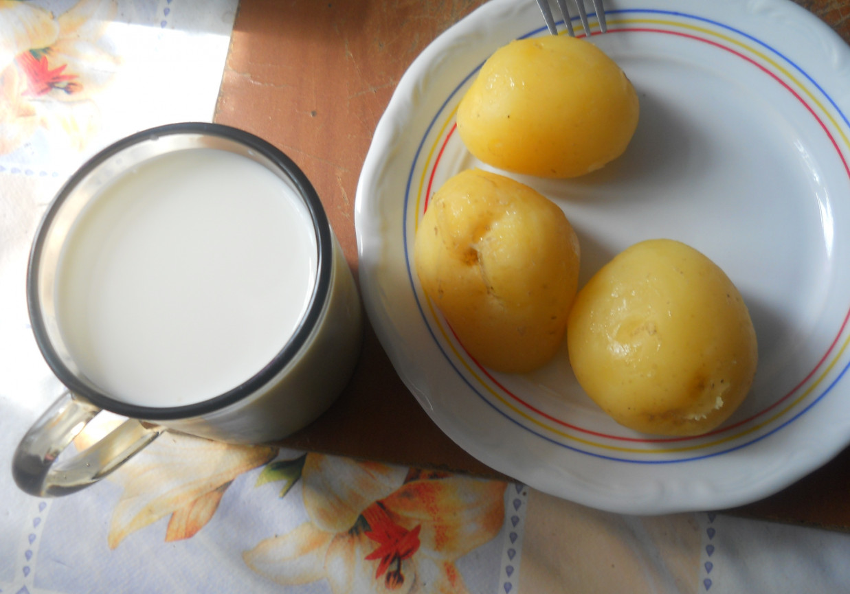 ziemniaki z jajkiem sadzonym i mlekiem foto