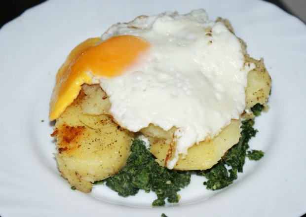 Fotografia przedstawiająca Ziemniaki z jajkiem sadzonym i szpinakiem