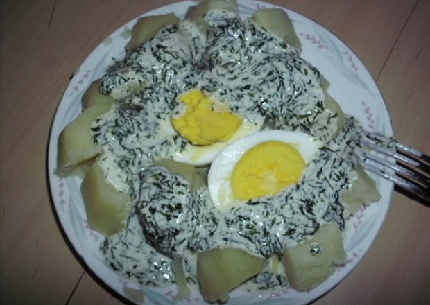 Fotografia przedstawiająca Ziemniaki z jajkiem w sosie koperkowym