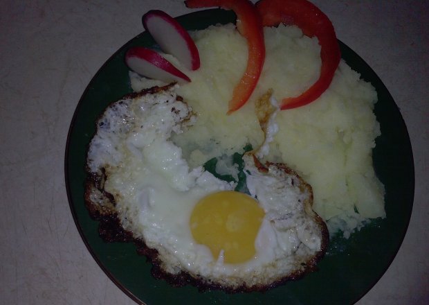 Fotografia przedstawiająca ziemniaki z jajkiem