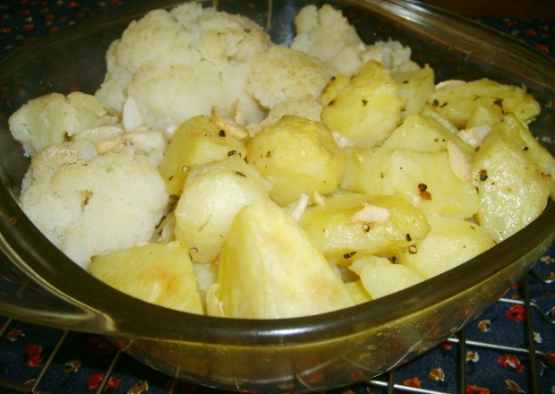 Fotografia przedstawiająca ziemniaki z kalafiorem zapiekane w mikrofali...