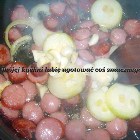 Krok 1 - ziemniaki z kiełbasą  cebulą i jajkiem... foto