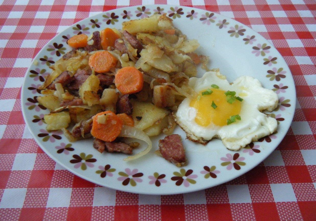 Ziemniaki z kiełbasą, cebulą i jajkiem foto