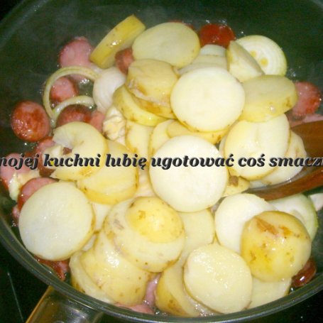 Krok 2 - ziemniaki z kiełbasą  cebulą i jajkiem... foto