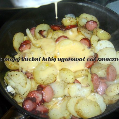 Krok 3 - ziemniaki z kiełbasą  cebulą i jajkiem... foto
