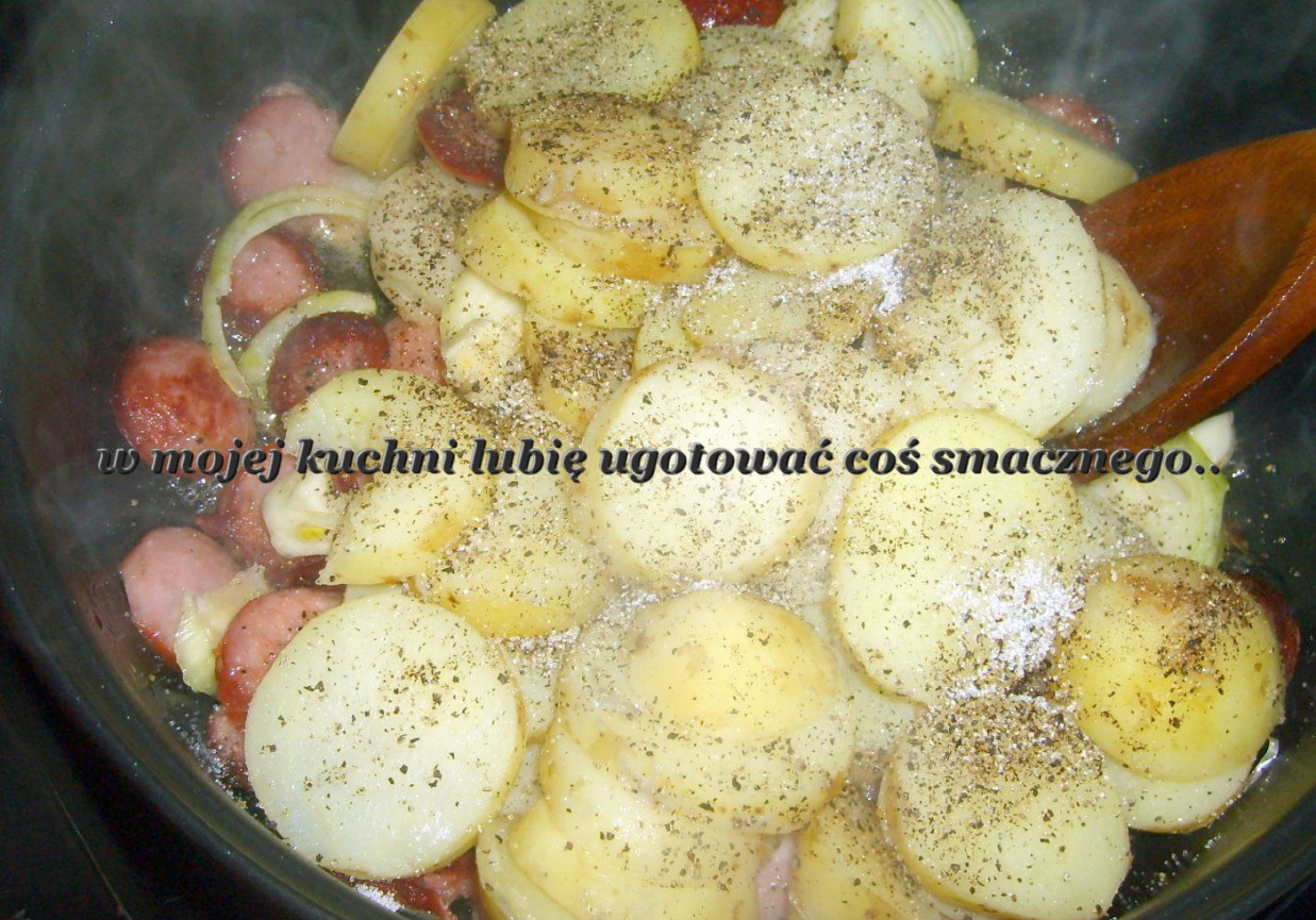ziemniaki z kiełbasą  cebulą i jajkiem... foto