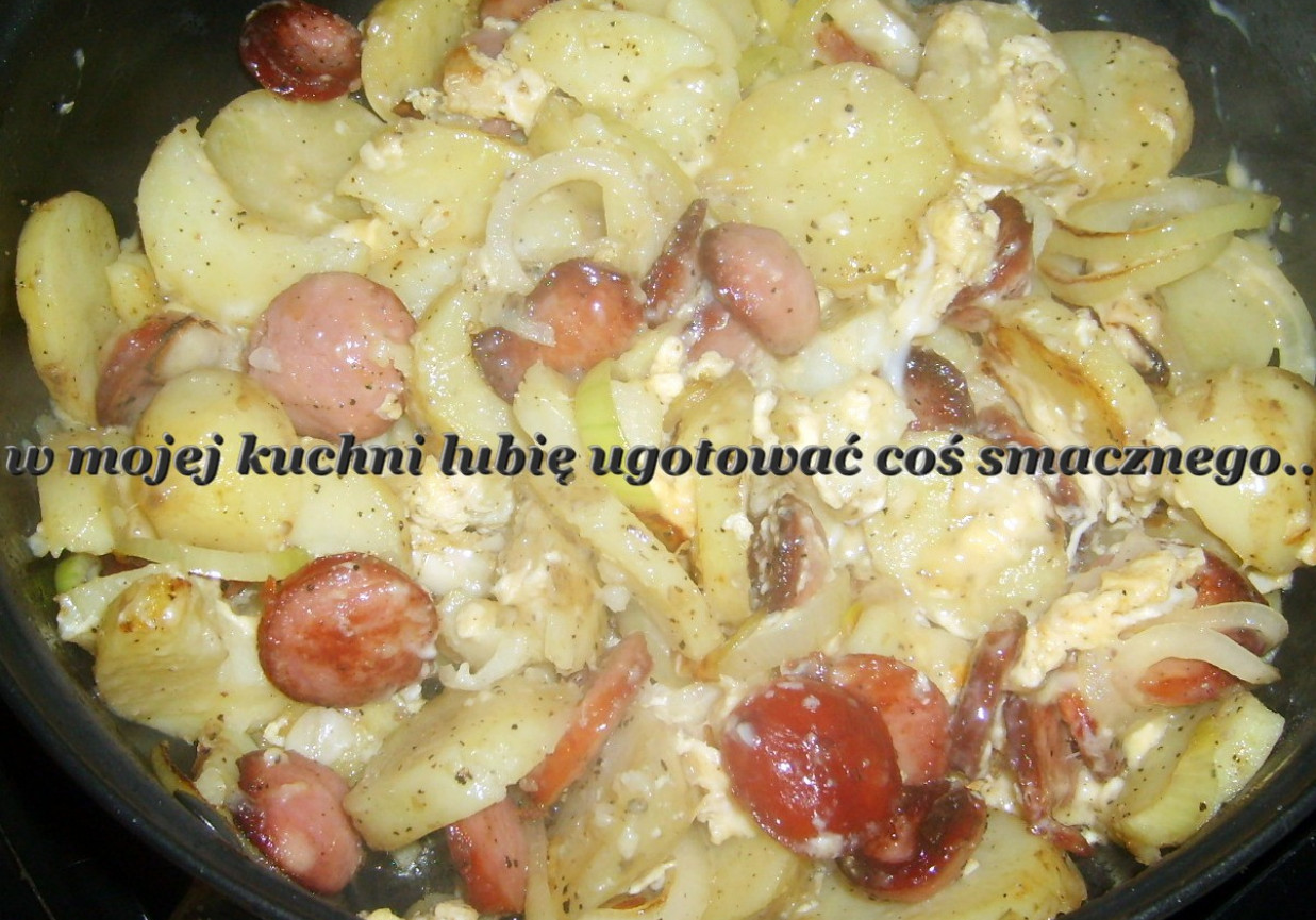 ziemniaki z kiełbasą  cebulą i jajkiem... foto