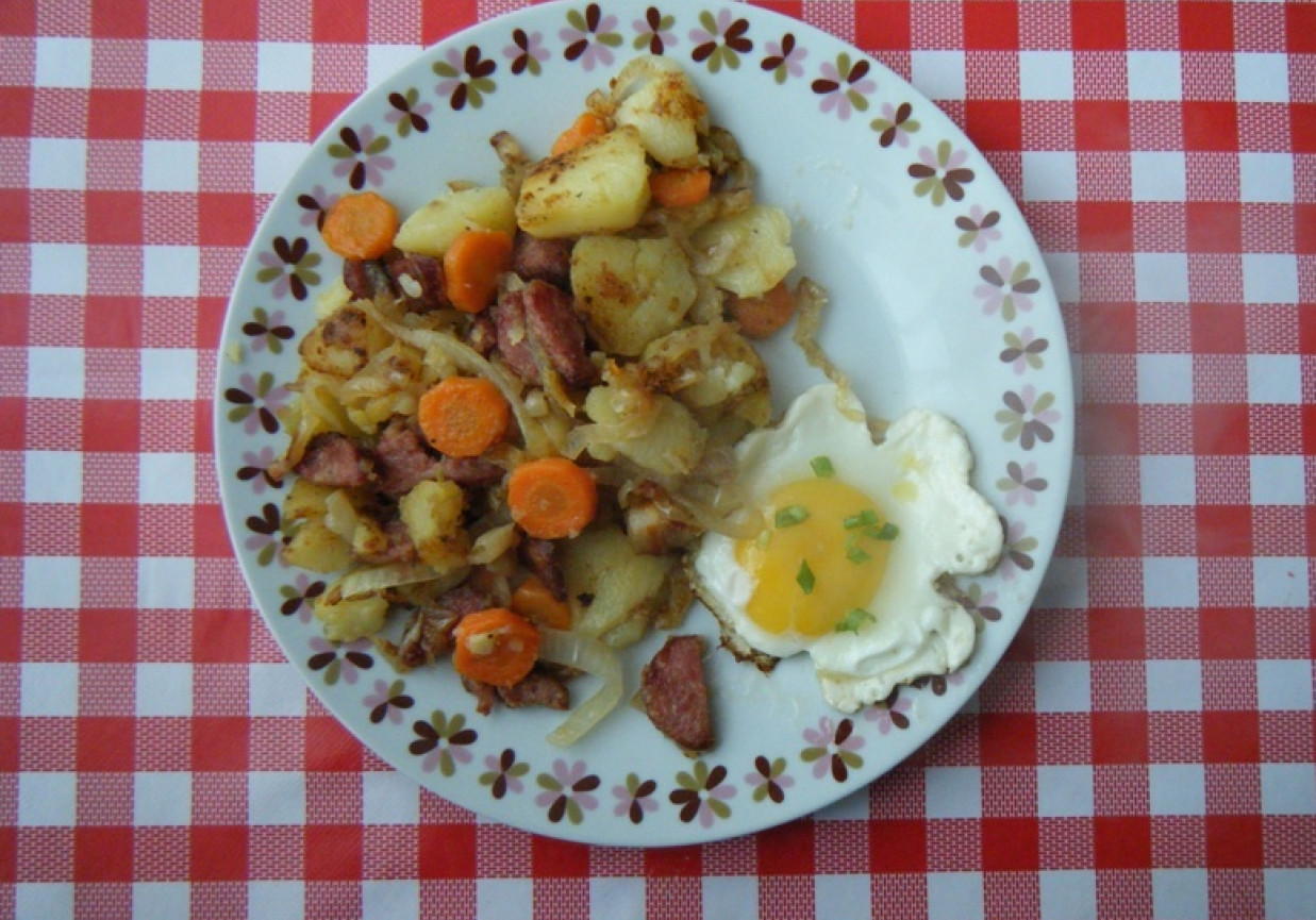 Ziemniaki z kiełbasą, cebulą i jajkiem foto