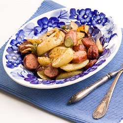 Fotografia przedstawiająca Ziemniaki z kiełbasą i cebulą