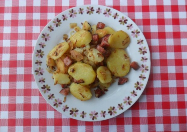 Fotografia przedstawiająca Ziemniaki z kiełbasą i cebulą