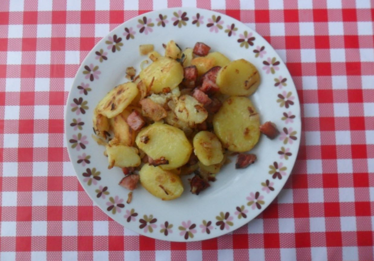 Ziemniaki z kiełbasą i cebulą foto
