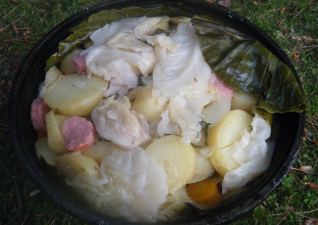 Fotografia przedstawiająca Ziemniaki z kiełbasą w kociołku