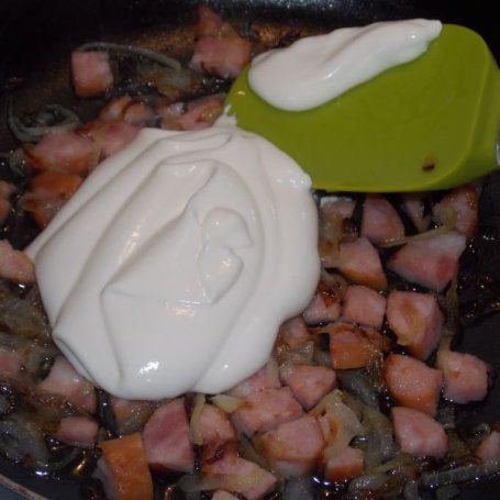 Krok 4 - Ziemniaki z kiełbasowo śmietanowym sosem foto