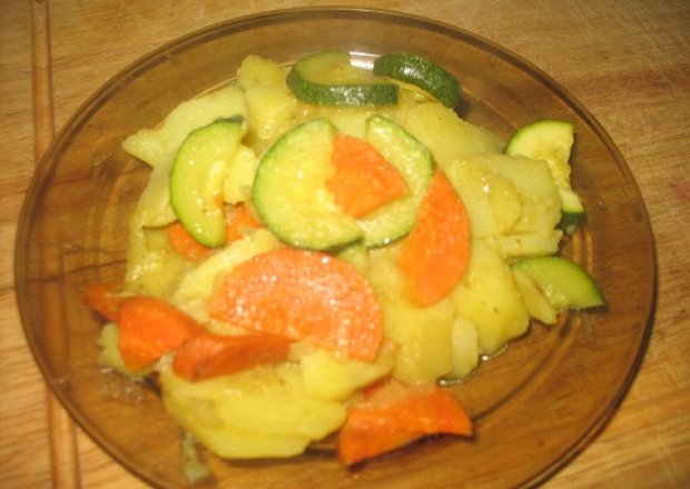 Fotografia przedstawiająca Ziemniaki z marchewką i cukinią