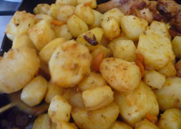 Fotografia przedstawiająca ziemniaki z marchewką pieczone w kurczaku