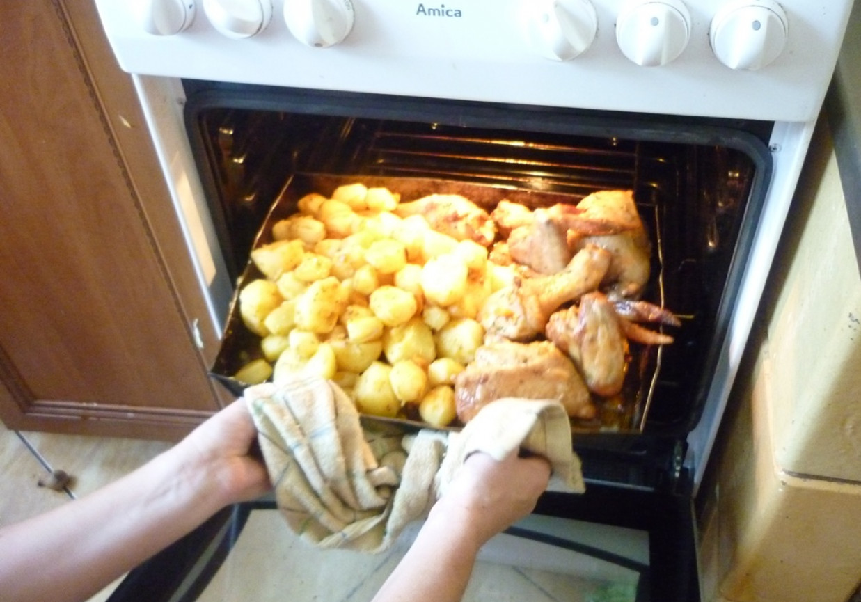 ziemniaki z marchewką pieczone w kurczaku foto