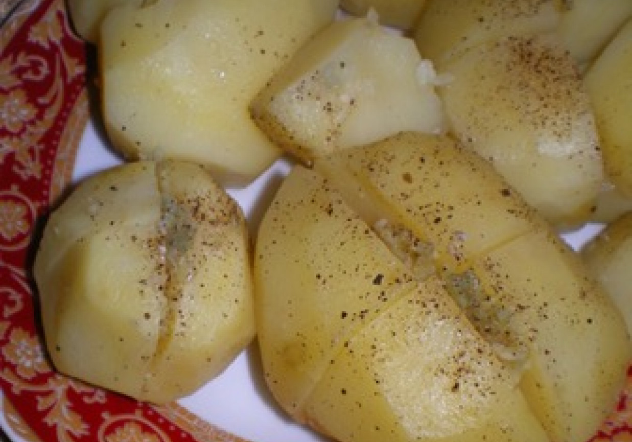 Ziemniaki z masełkiem czosnkowym z parowaru foto