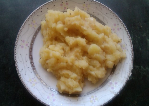 Fotografia przedstawiająca Ziemniaki z masłem czosnkowo-pikantnym