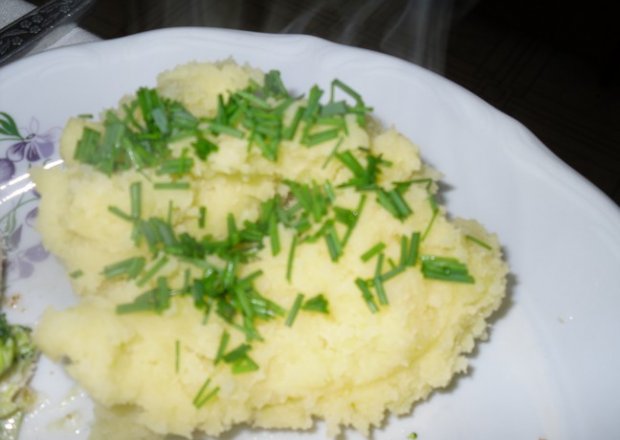Fotografia przedstawiająca Ziemniaki z masłem i szczypiorkiem