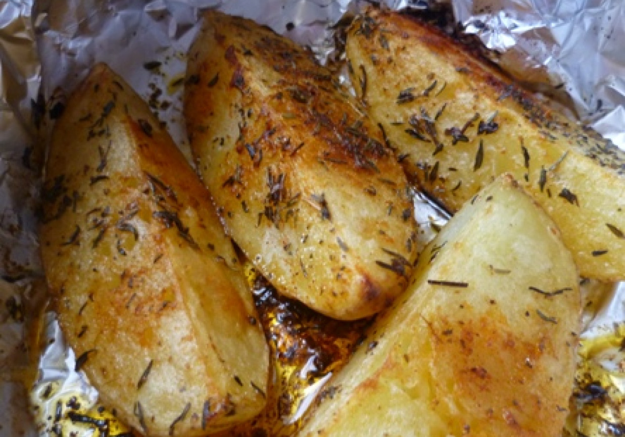 Ziemniaki z masłem i ziołami zapiekane w folii foto