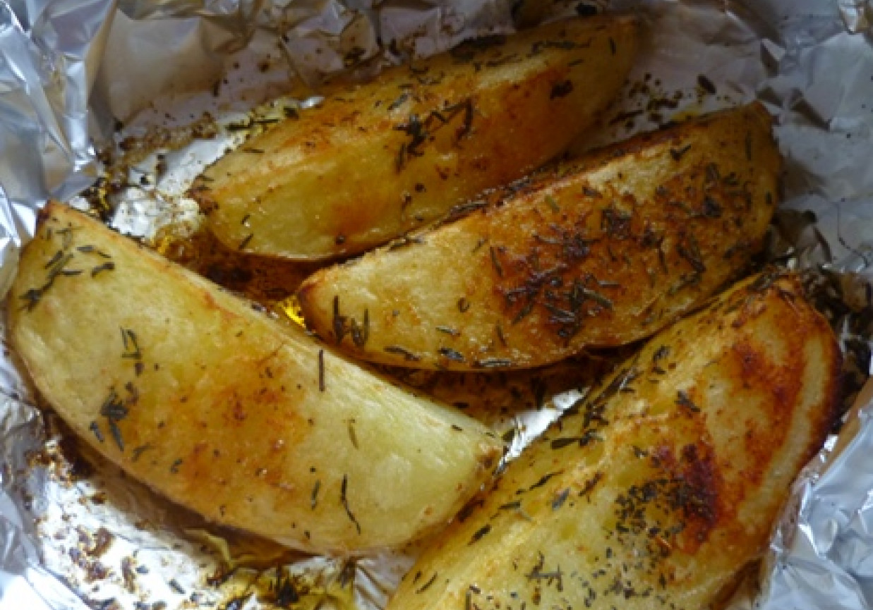 Ziemniaki z masłem i ziołami zapiekane w folii foto