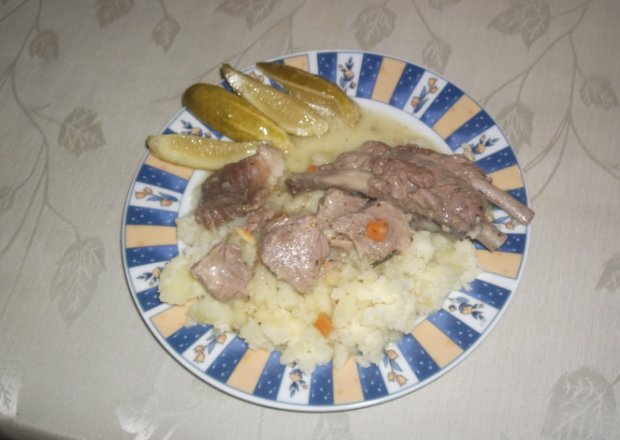 Fotografia przedstawiająca ziemniaki z mięsem wieprzowym