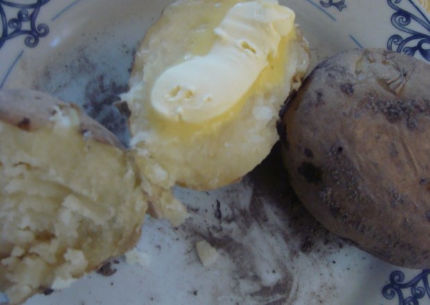 Fotografia przedstawiająca Ziemniaki z ogniska z masłem i solą
