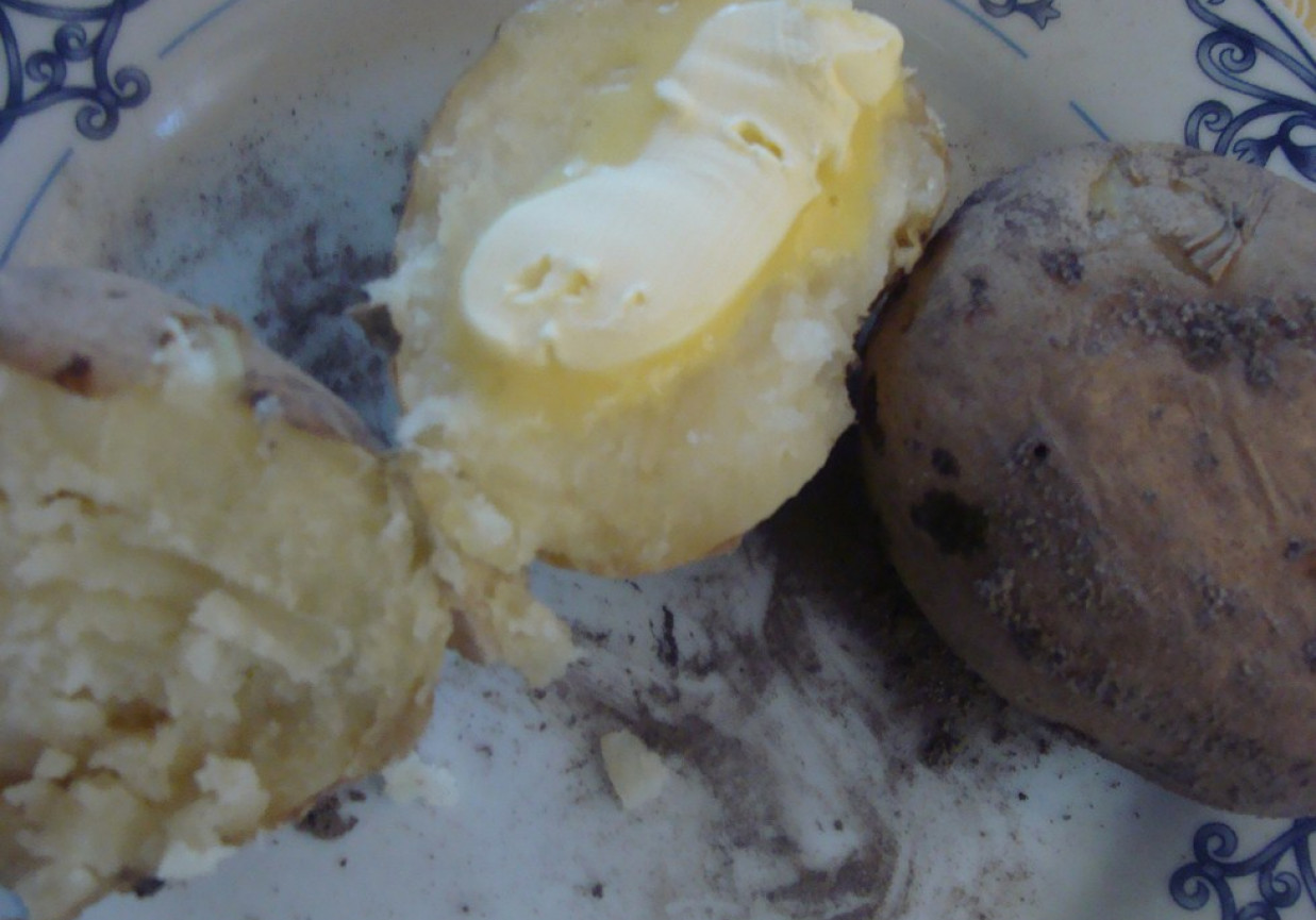 Ziemniaki z ogniska z masłem i solą foto