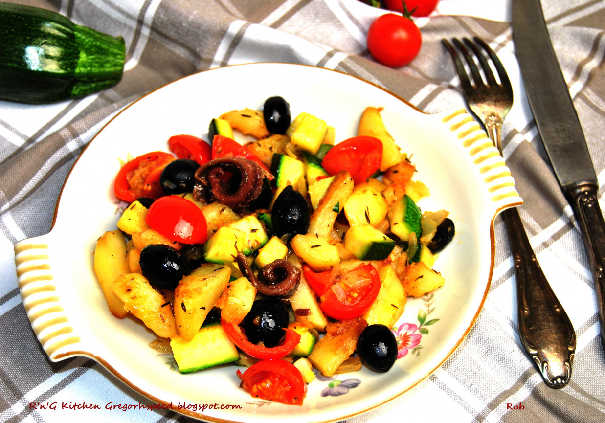 Ziemniaki z patelni z cukinią, pomidorami i oliwkami foto