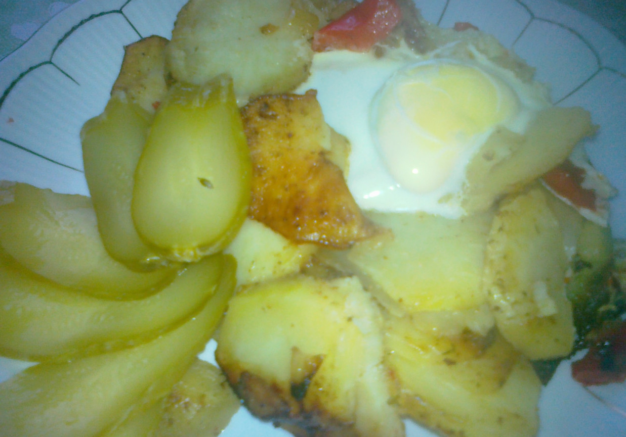 ziemniaki z patelni z jajkiem foto