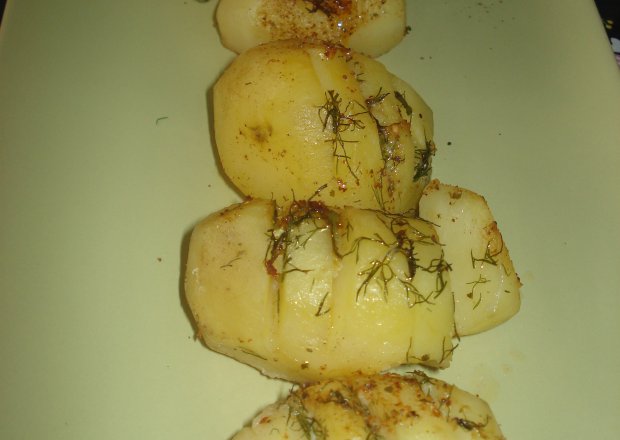 Fotografia przedstawiająca Ziemniaki z piekarnika z masłem czosnkowym i koperkiem