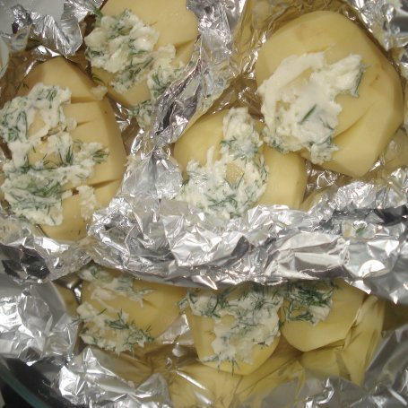 Krok 4 - Ziemniaki z piekarnika z masłem czosnkowym i koperkiem foto