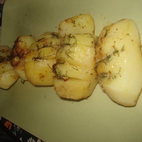 Krok 6 - Ziemniaki z piekarnika z masłem czosnkowym i koperkiem foto