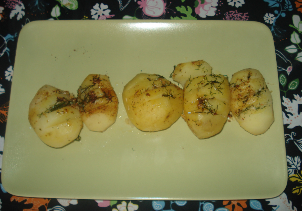 Ziemniaki z piekarnika z masłem czosnkowym i koperkiem foto