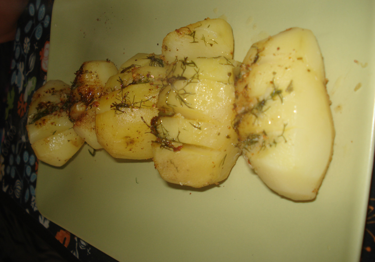 Ziemniaki z piekarnika z masłem czosnkowym i koperkiem foto