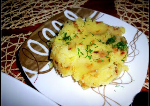 Fotografia przedstawiająca Ziemniaki z prazona cebulką na dodatek do zup