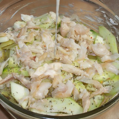 Krok 3 - Ziemniaki z rybą inaczej podane, czyli całkiem smaczna zapiekanka :) foto