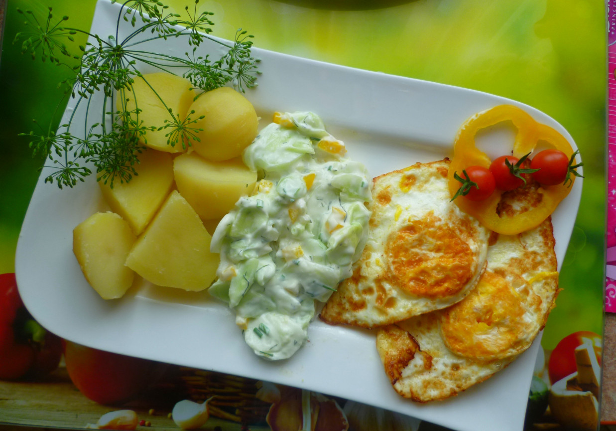 ziemniaki z sadzonym jajkiem i mizerią  foto