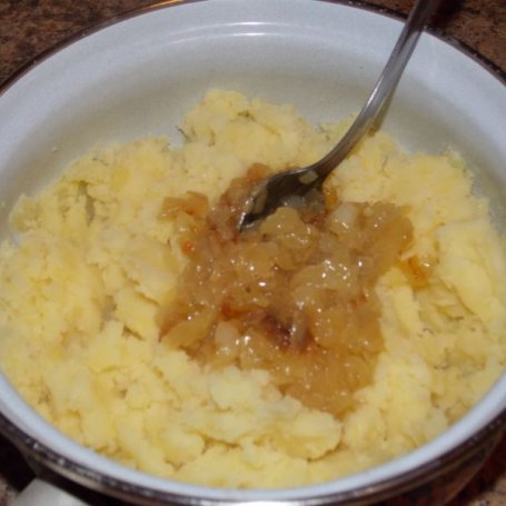 Krok 2 - Ziemniaki z serem i cebulą foto