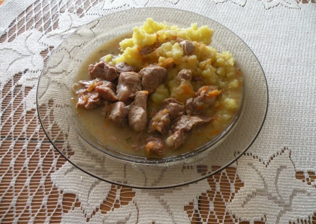 Fotografia przedstawiająca Ziemniaki z sosem mięsno - marchwiowym
